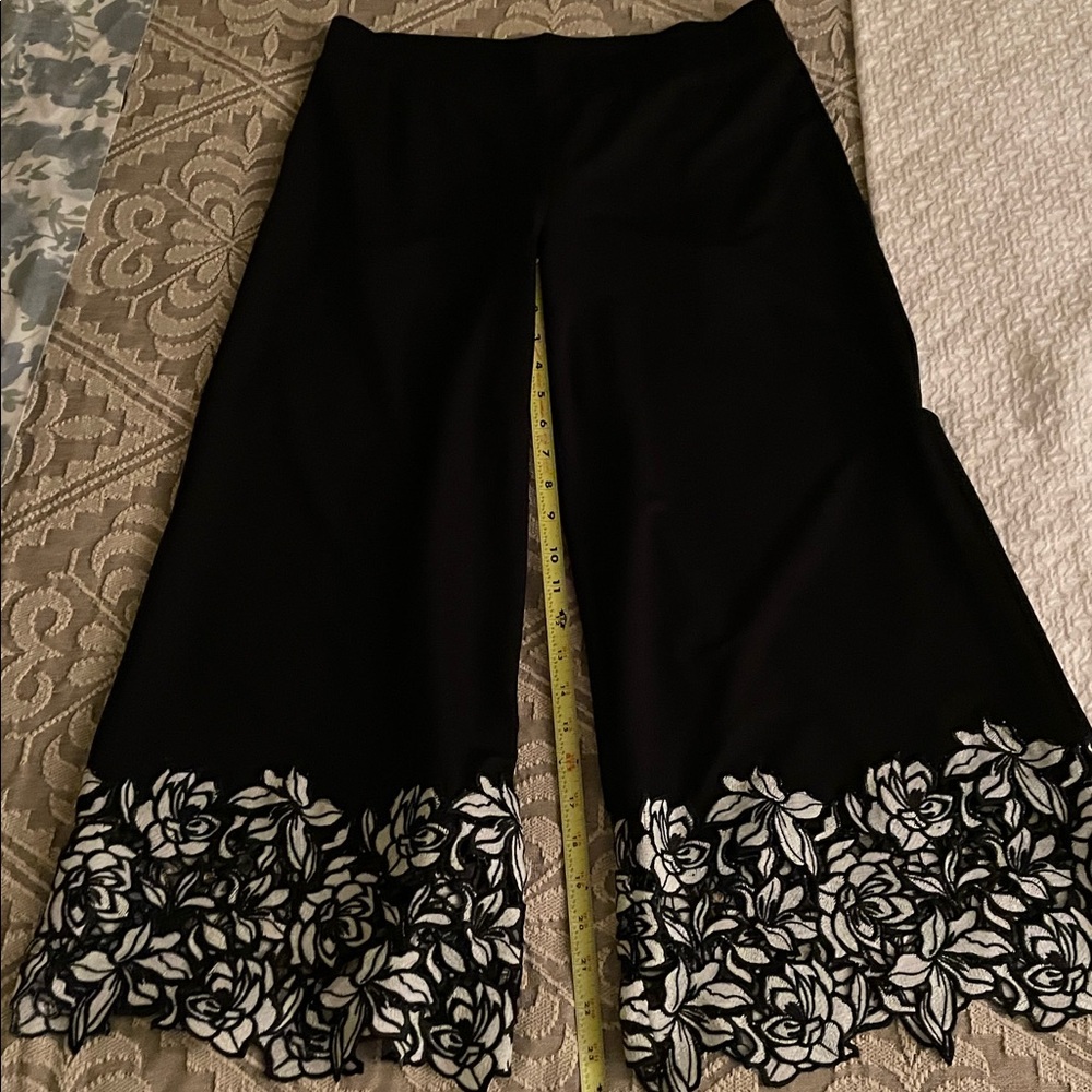 Isaac Mizrahi Black Capris with white embroidery hem
